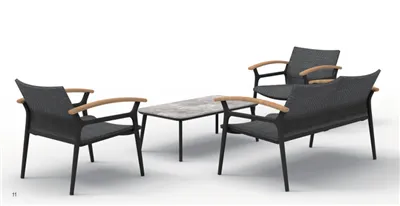 В комплект алюминиевых классических диванов входит журнальный столик?